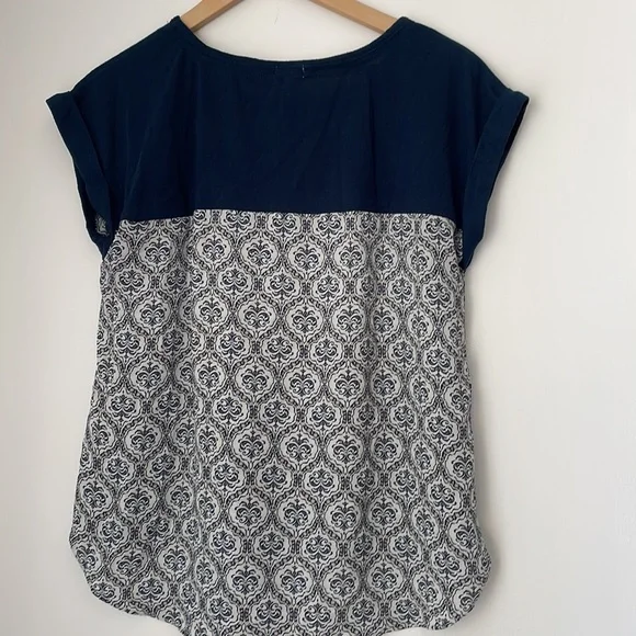 Beautiful Top - Picture 3 of 9